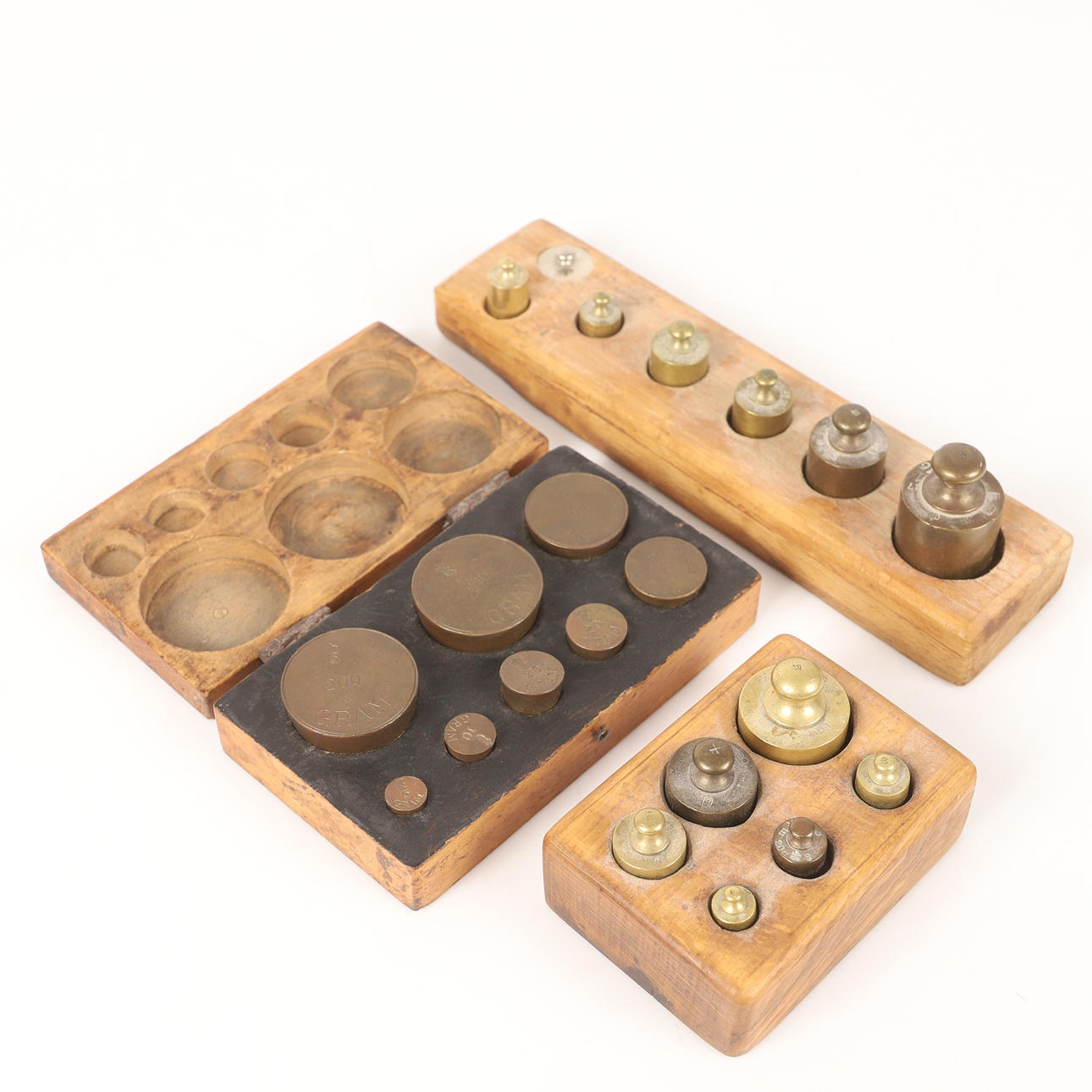 VÆGTE, 3 stk., messing i trækasser, 20. århundrede.