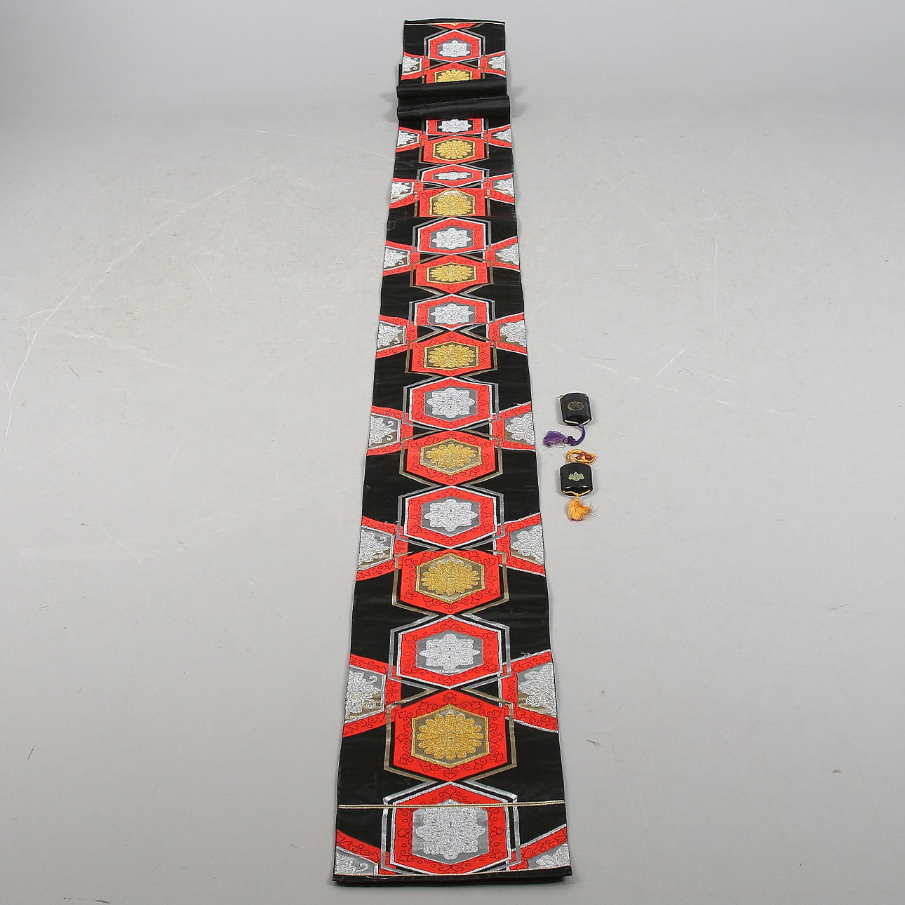 OBI och INRO, 3 delar, textil och lack, Japan 1900-tal.