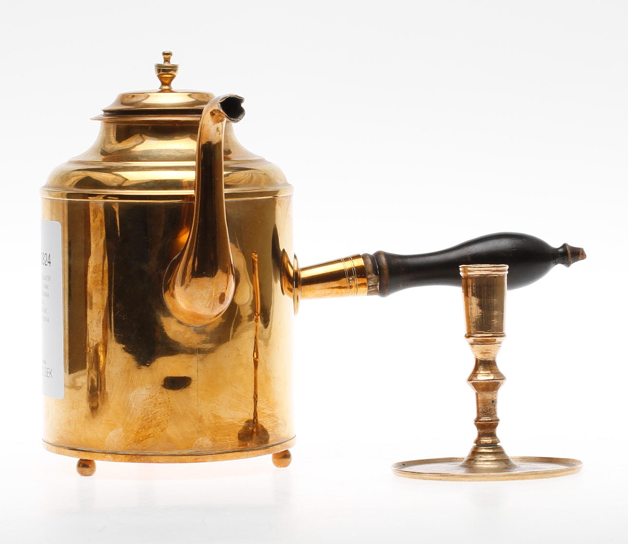 MÄSSINGSFÖREMÅL, 2 delar, KAFFEKANNA, Skultuna, LJUSSTAKE, 1700/1800-tal.