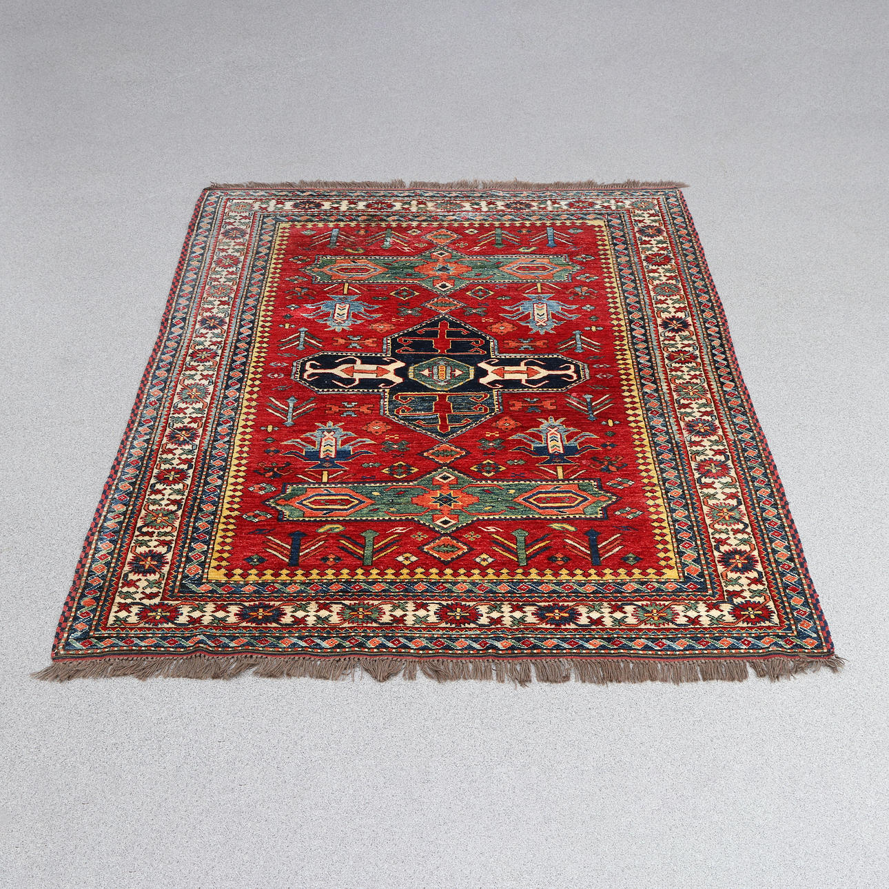 ORIENTAL CARPET. Hand knotted, wool on woolen warp.