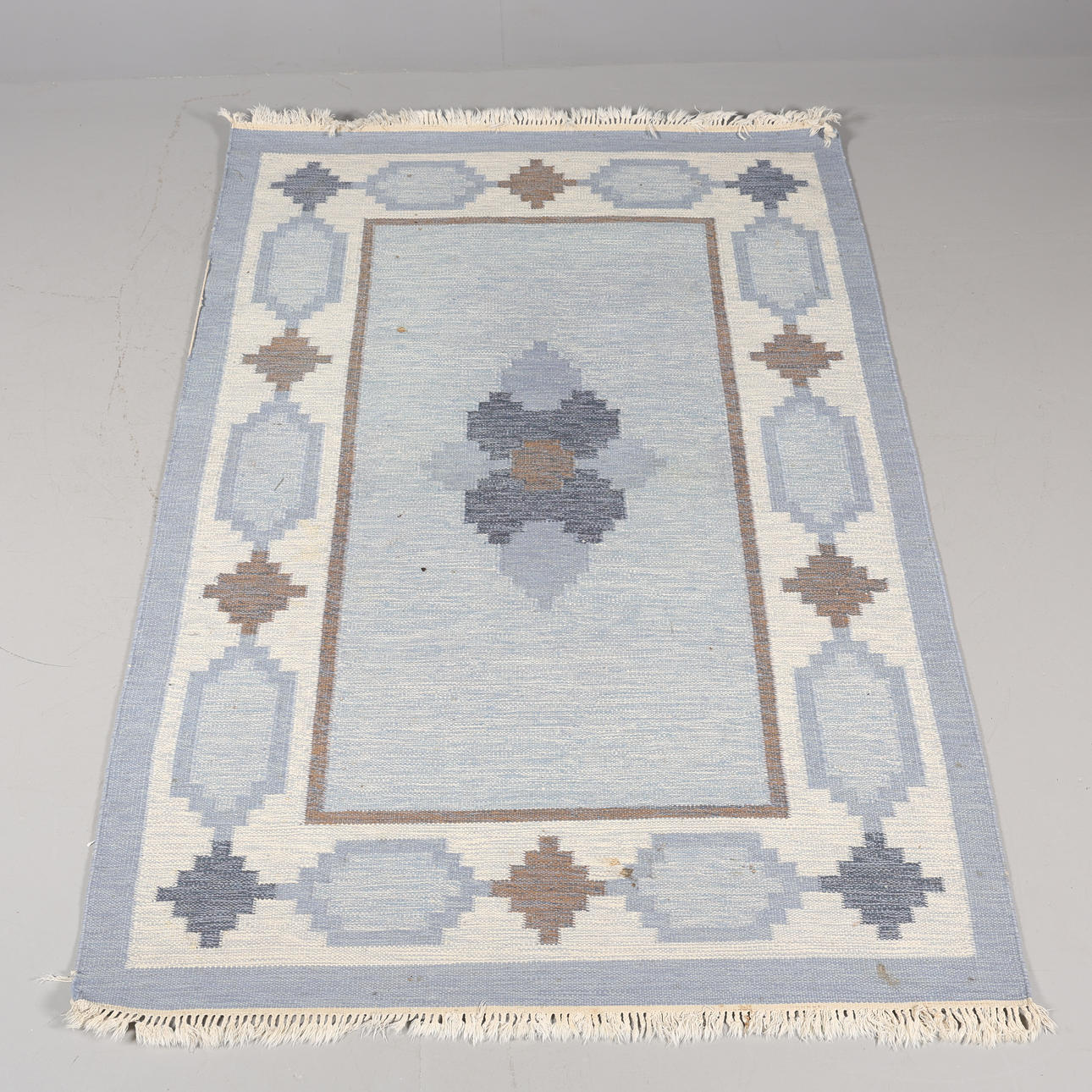 YARROW CARPET, 247 X 173 cm.