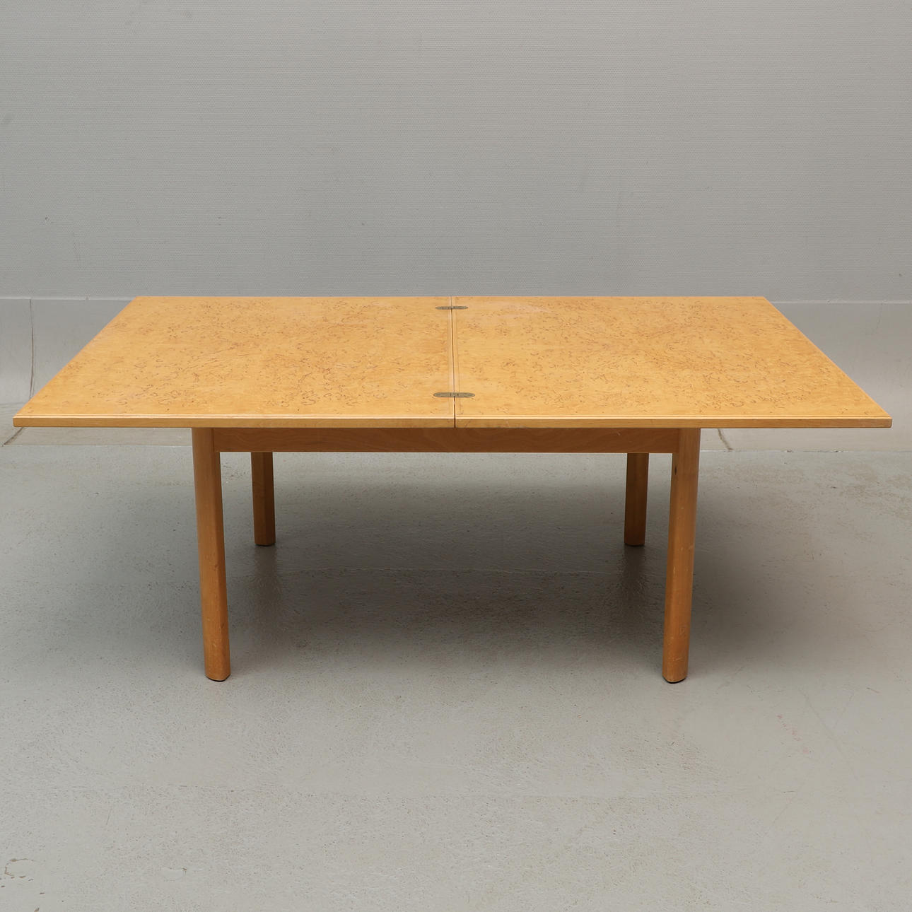 EIN MAZURBIRCH COUCHTISCH, Karl Andersson & Söner, Huskvarna.