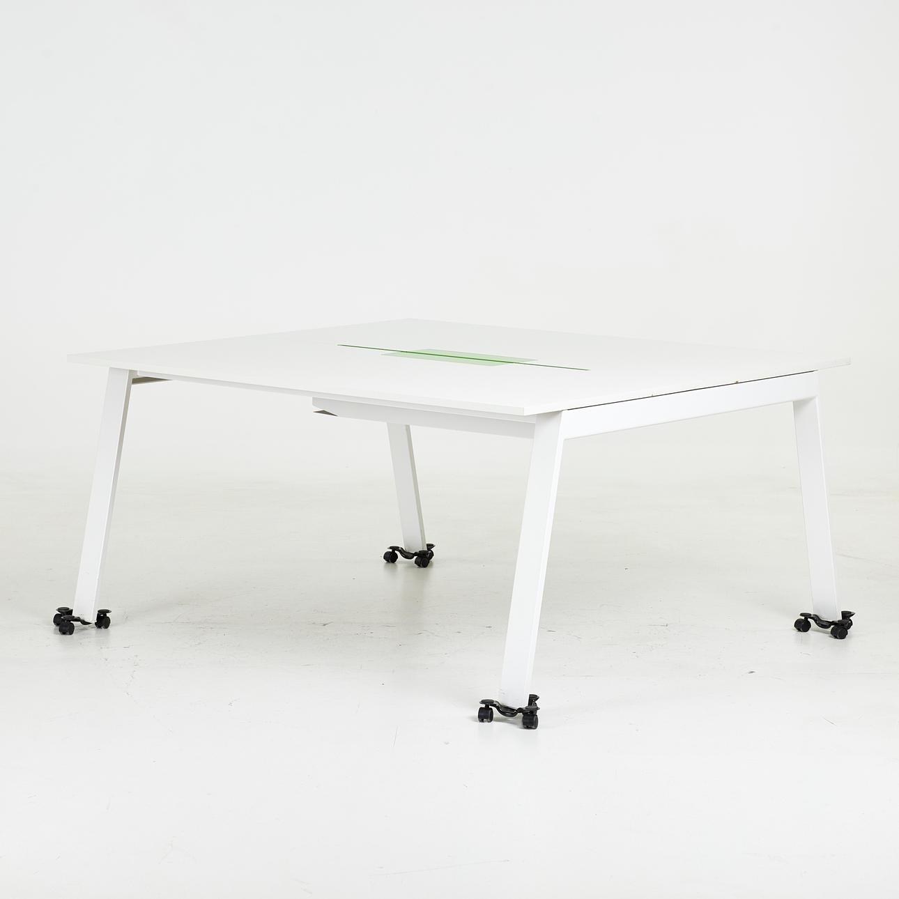 DAS DORF DER EIDE. Tisch „Piece“, Design TEA, laminiertes Brett, Standfuß aus lackiertem Metall.