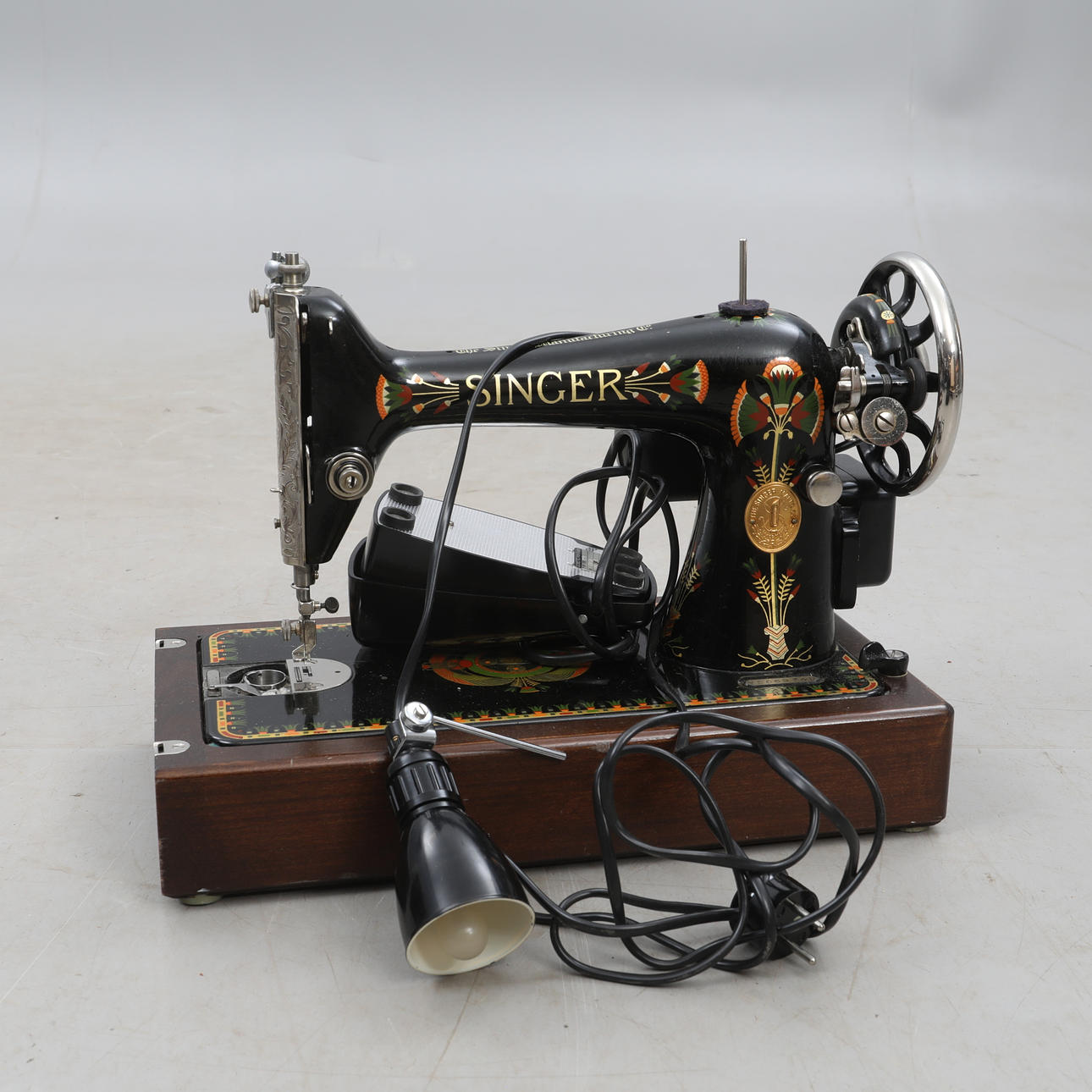 SEWING MACHINE, Singer, and bag.