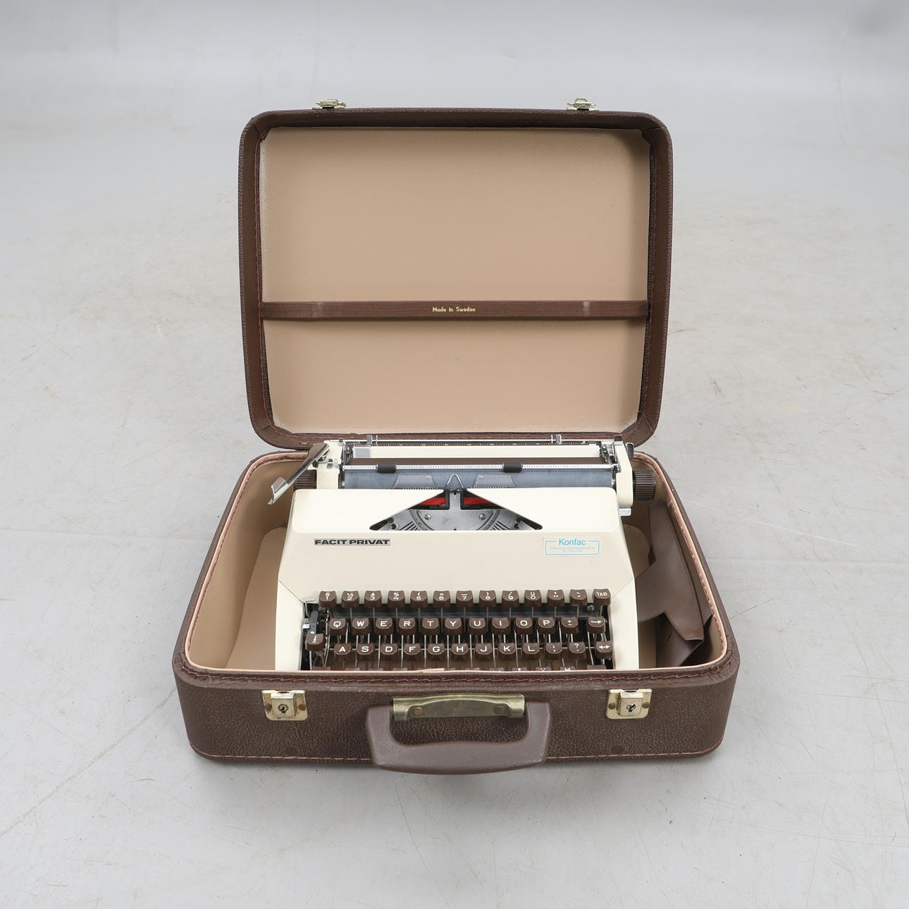 KIRJOITUSKONE, Facit privat, laukulla.