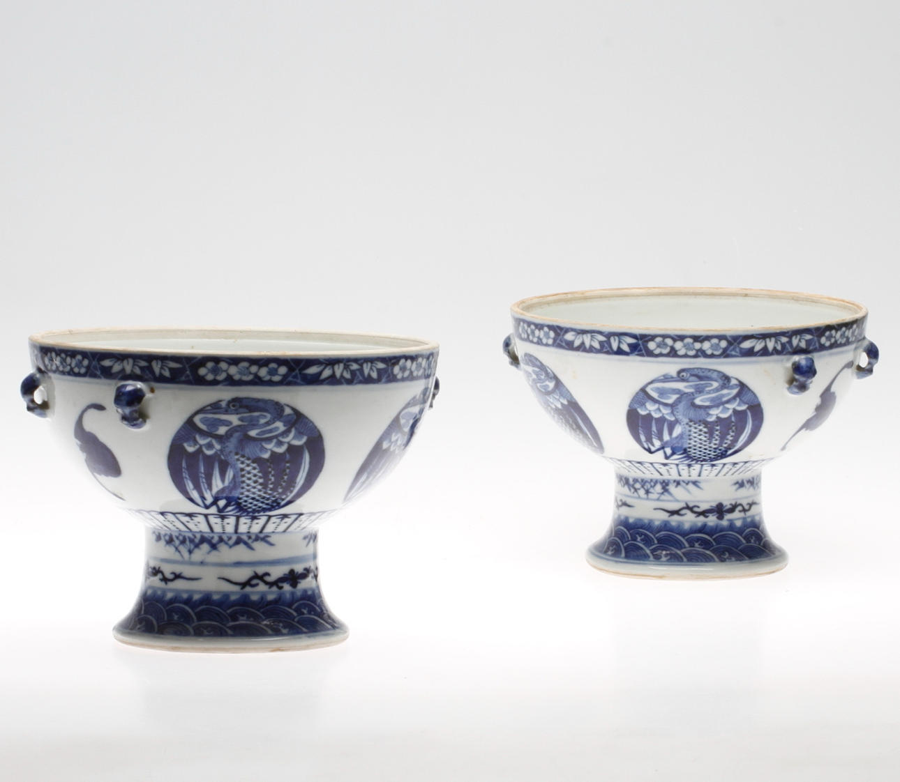 SKÅLAR PÅ FOT, ett par, porslin, Kina, 1900-tal.