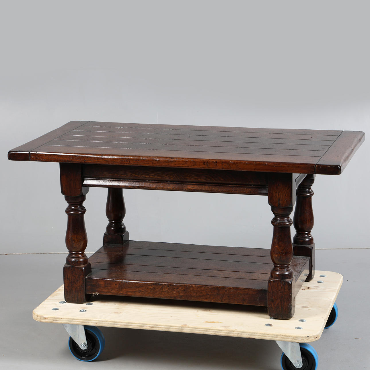 A 20TH CENTURY OAK LOW COFFEE TABLE.
