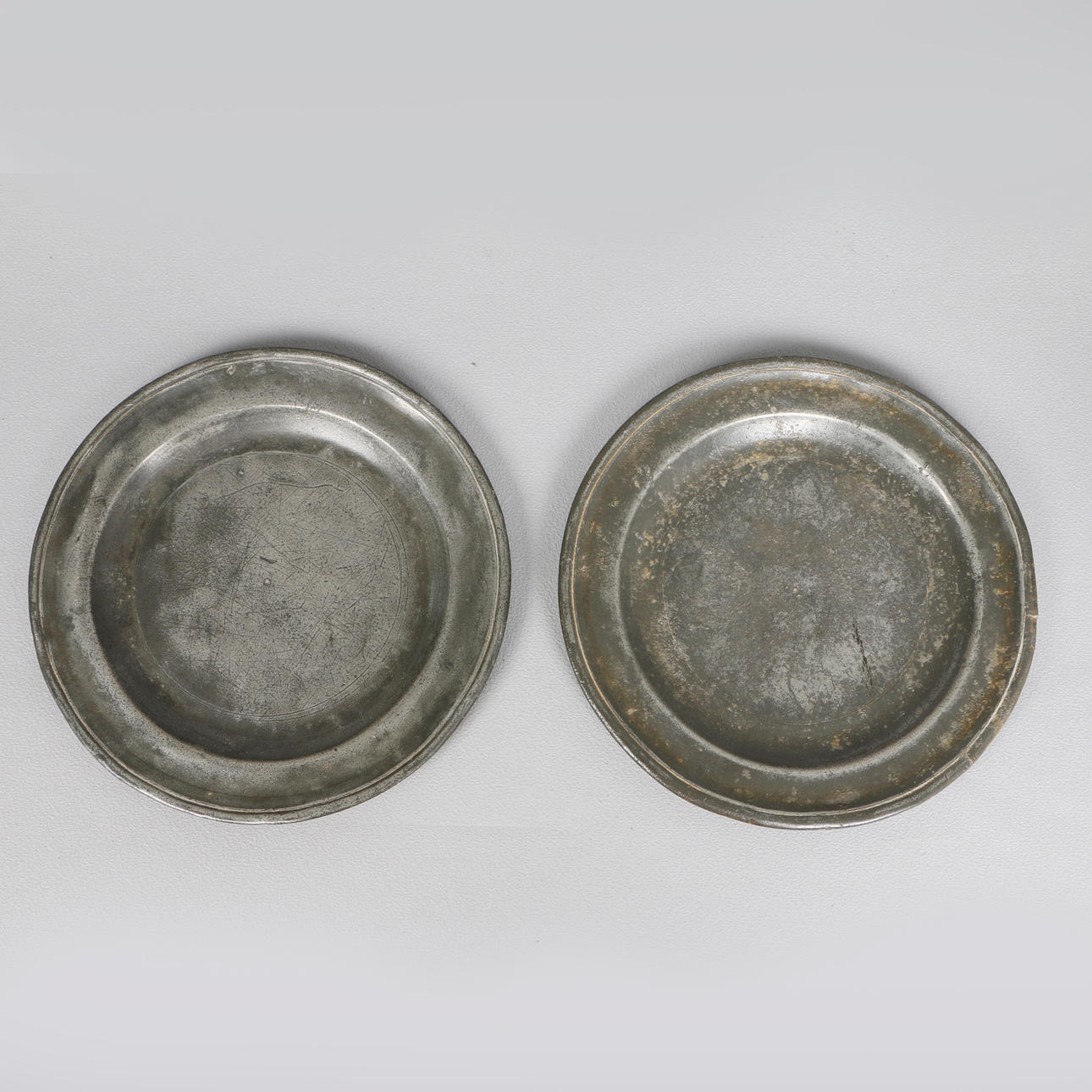 A PAIR OF 19TH CENTURY PEWTER REEDED PLATES BY COMPTON OF LONDON (2).
