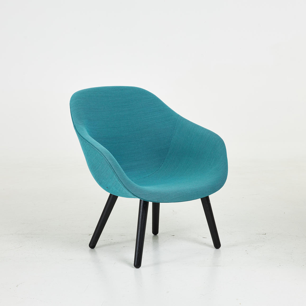 HEE WELLING & HAY. „About a Lounge“, Hay lænestol, solid polstret ramme, sortbejdsede egetræsben.