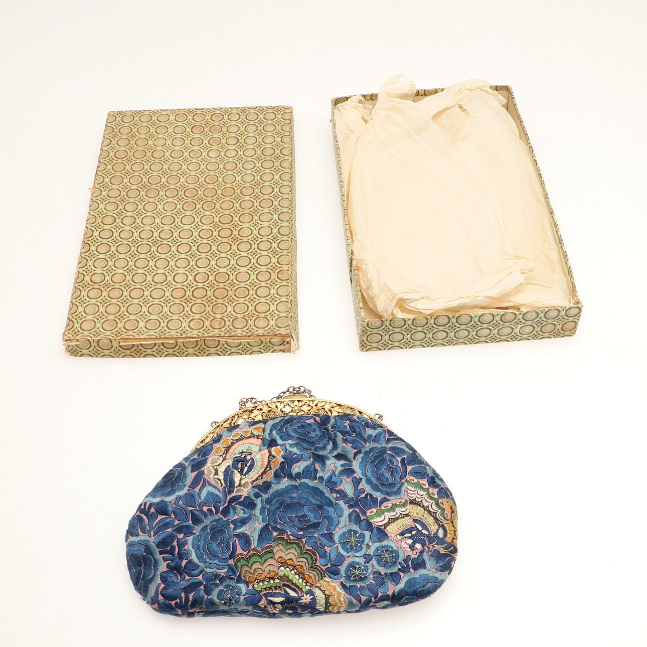 CHINESE EMBROIDERED SILK EVENING BAG.