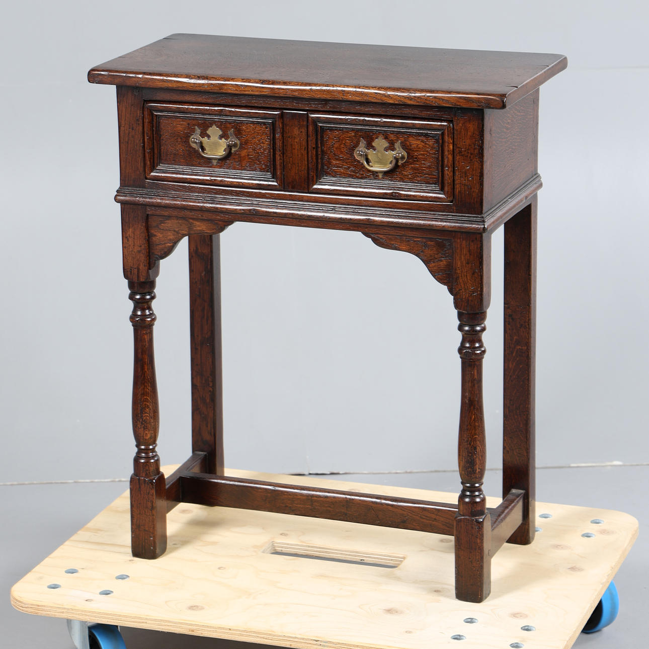 AN 18TH CENTURY STYLE OAK SIDE TABLE.
