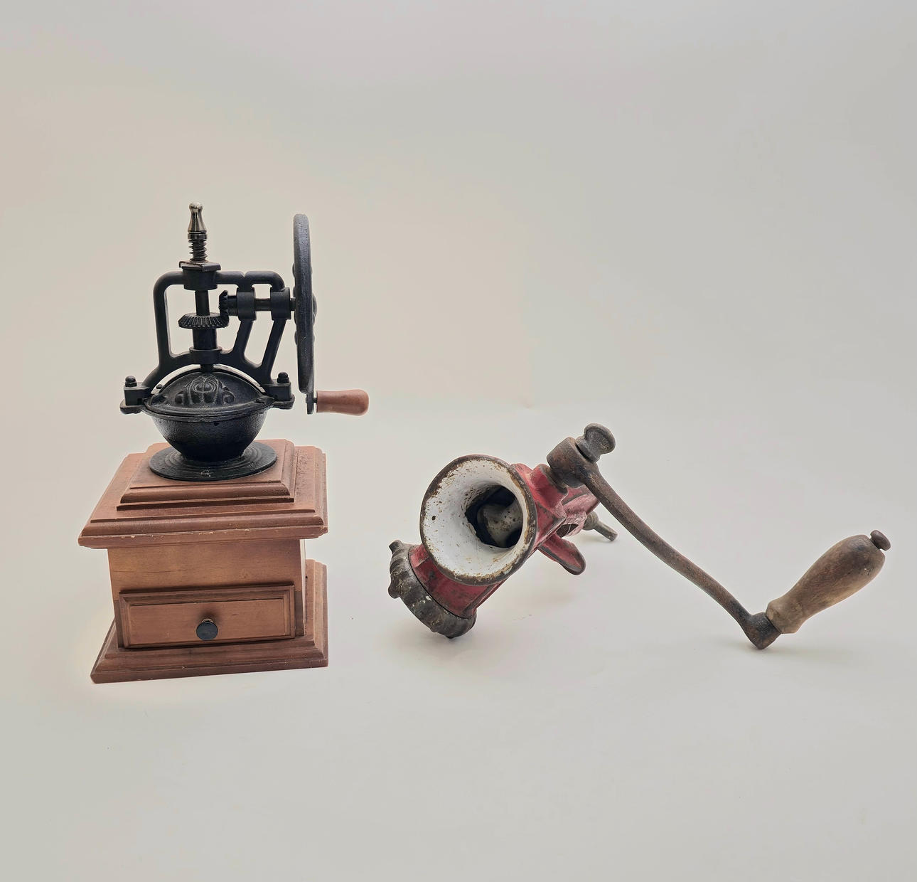 ZWEI KÜCHENMÜHLEN. EINE FÜR FLEISCH UND EINE FÜR KAFFEE.