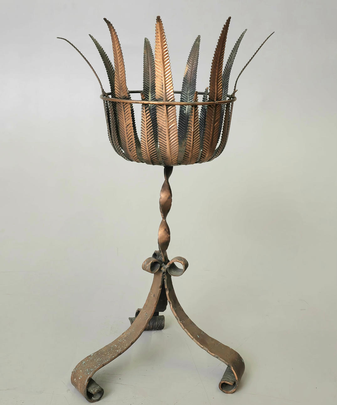 MODERNIST PLANTER IN SOLID COPPER.