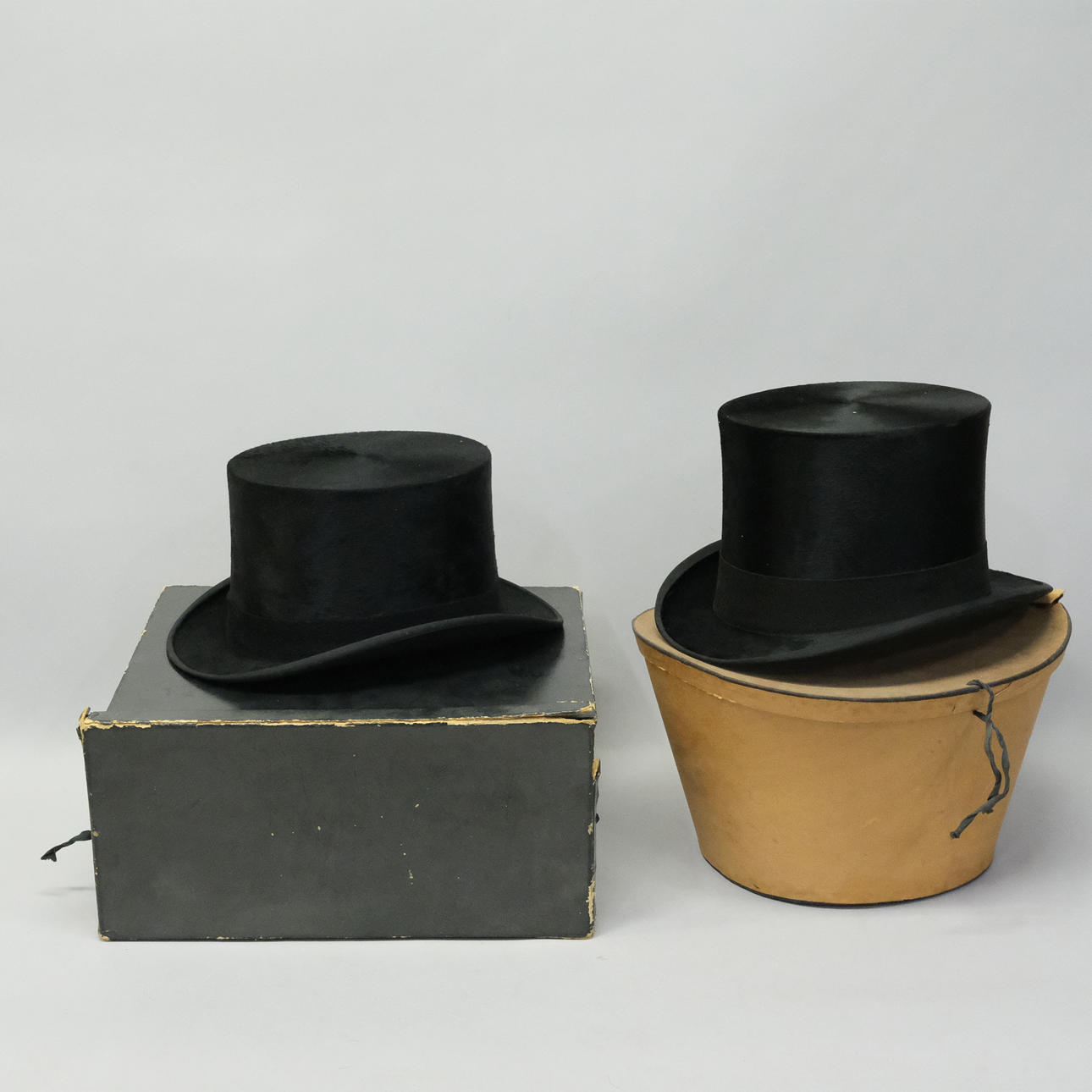 CYLINDERHATTAR. TVÅ STYCKEN.