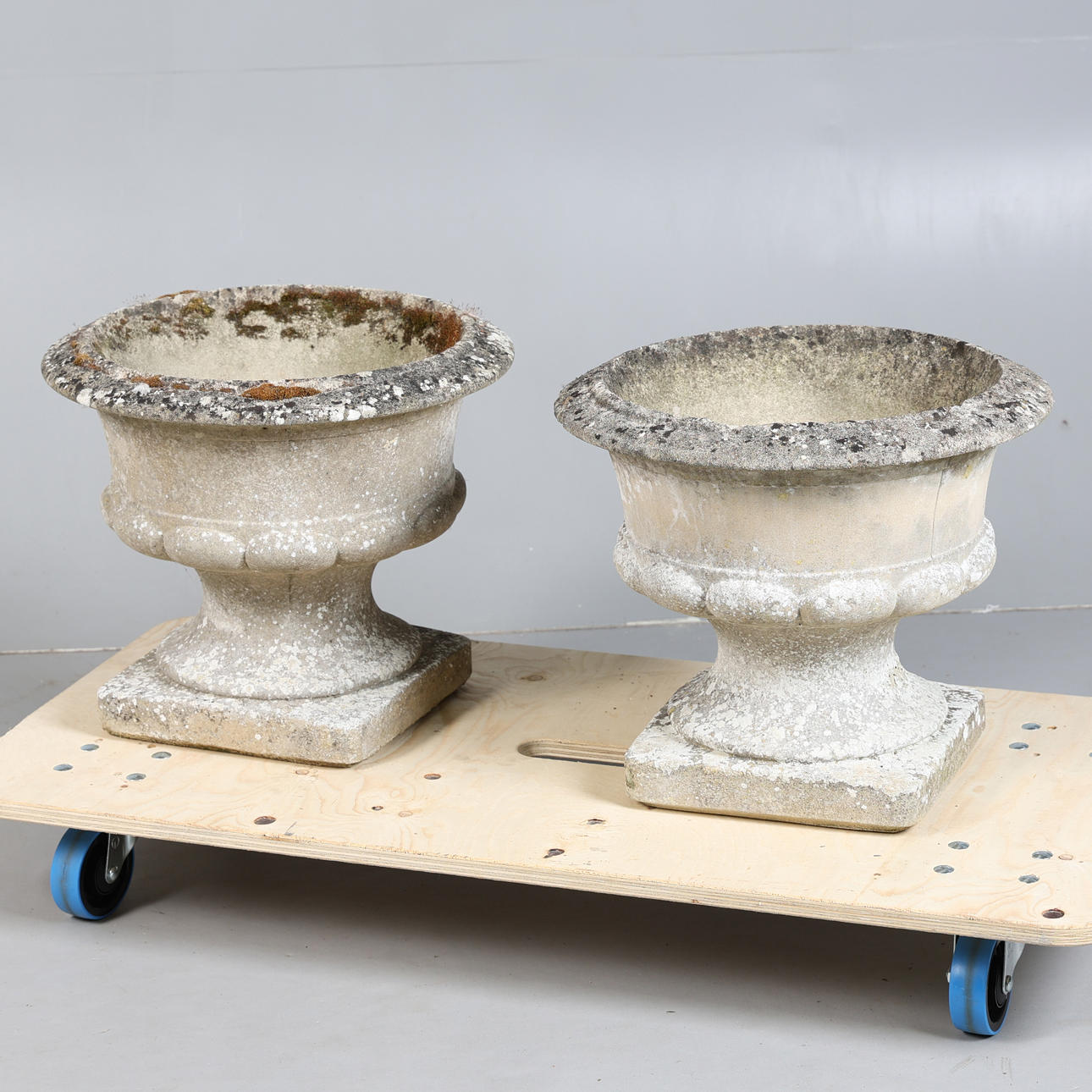 A PAIR OF RECONSTITUTED STONE GARDEN URNS (2).
