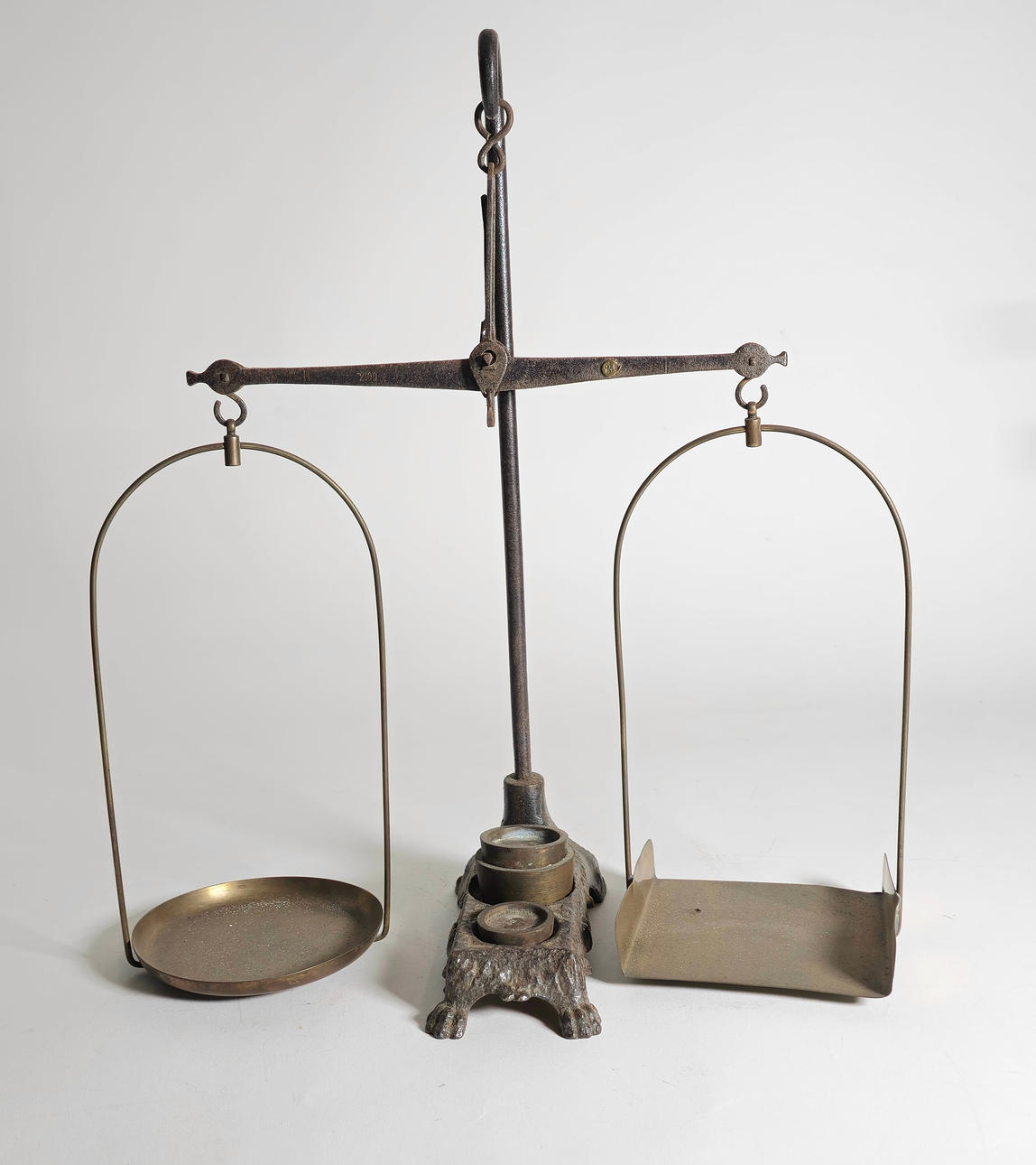 OLD BRASS AND METAL SCALE.