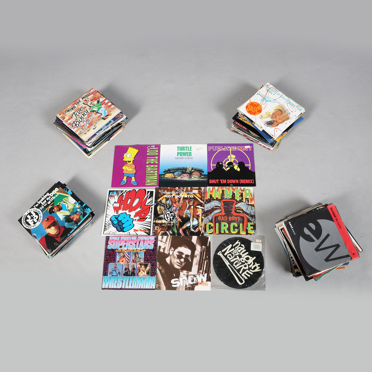 A LARGE COLLECTION OF 45'S (QTY).
