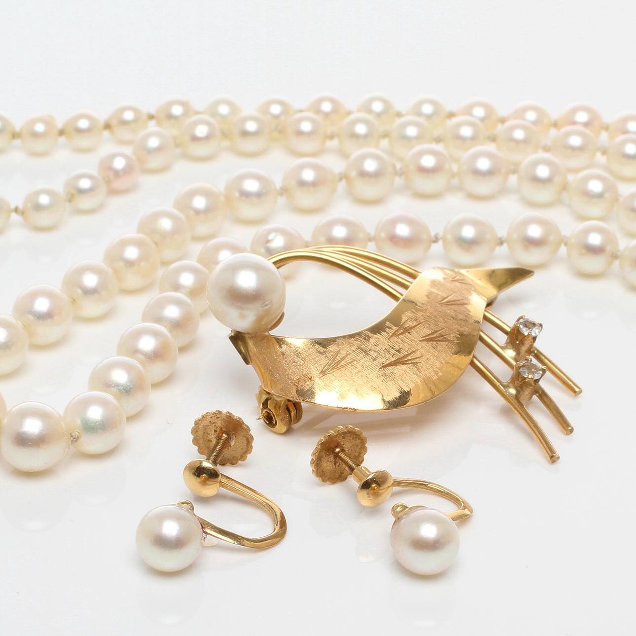 ÖRHÄNGEN 1 par, BROSCH 18k guld samt COLLIER odlade pärlor med silverlås, 1900-tal.