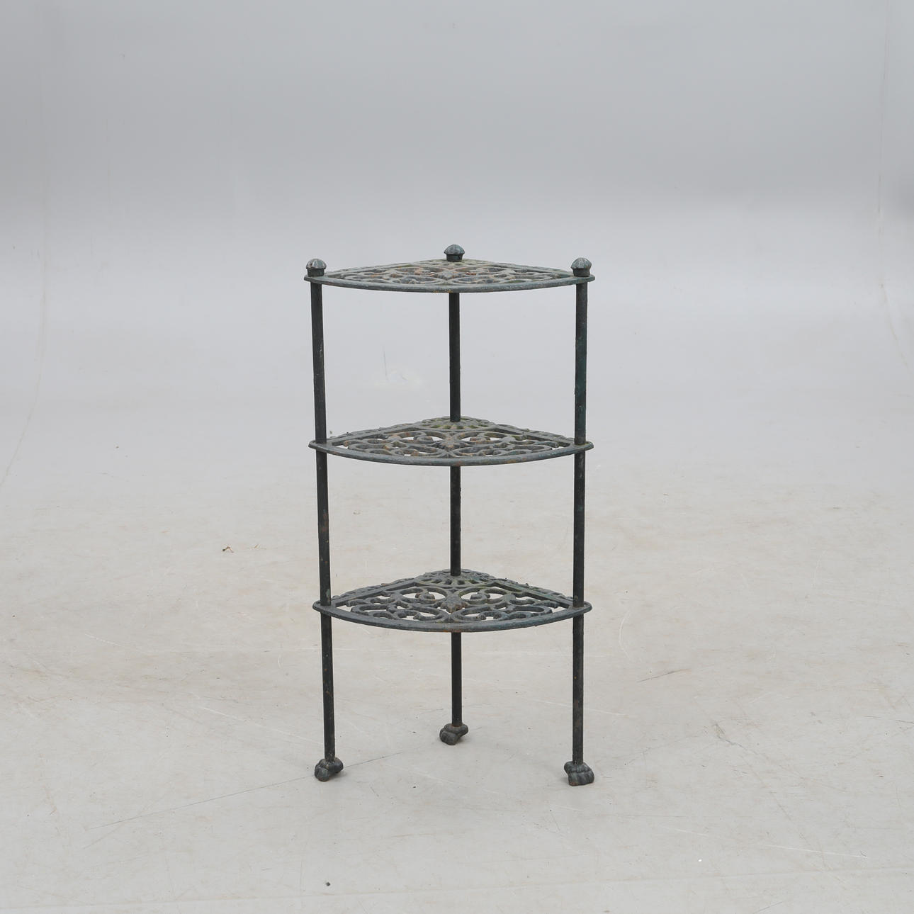 Ein gusseisernes Eckregal aus dem 20. Jahrhundert.