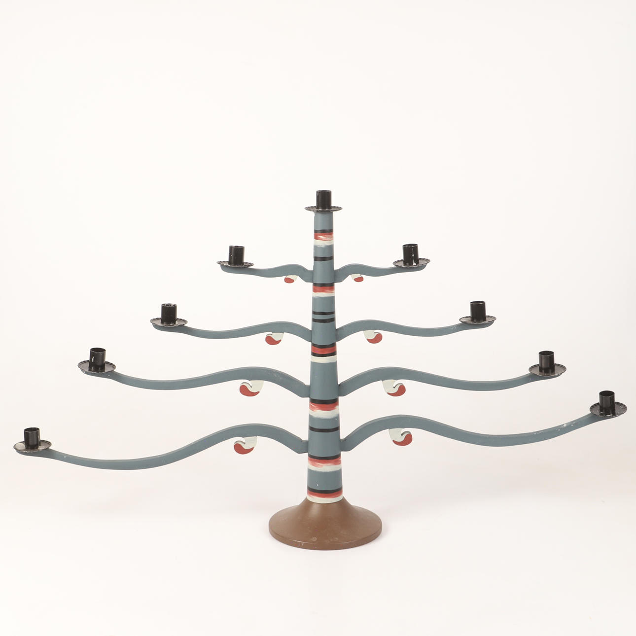 KANDELABER, s. k. Skatelövsstake, dekormålat trä.