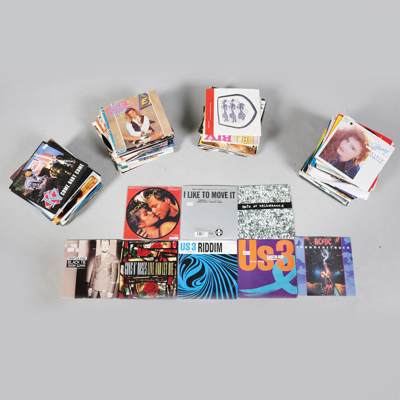 A LARGE COLLECTION OF 45'S (QTY).