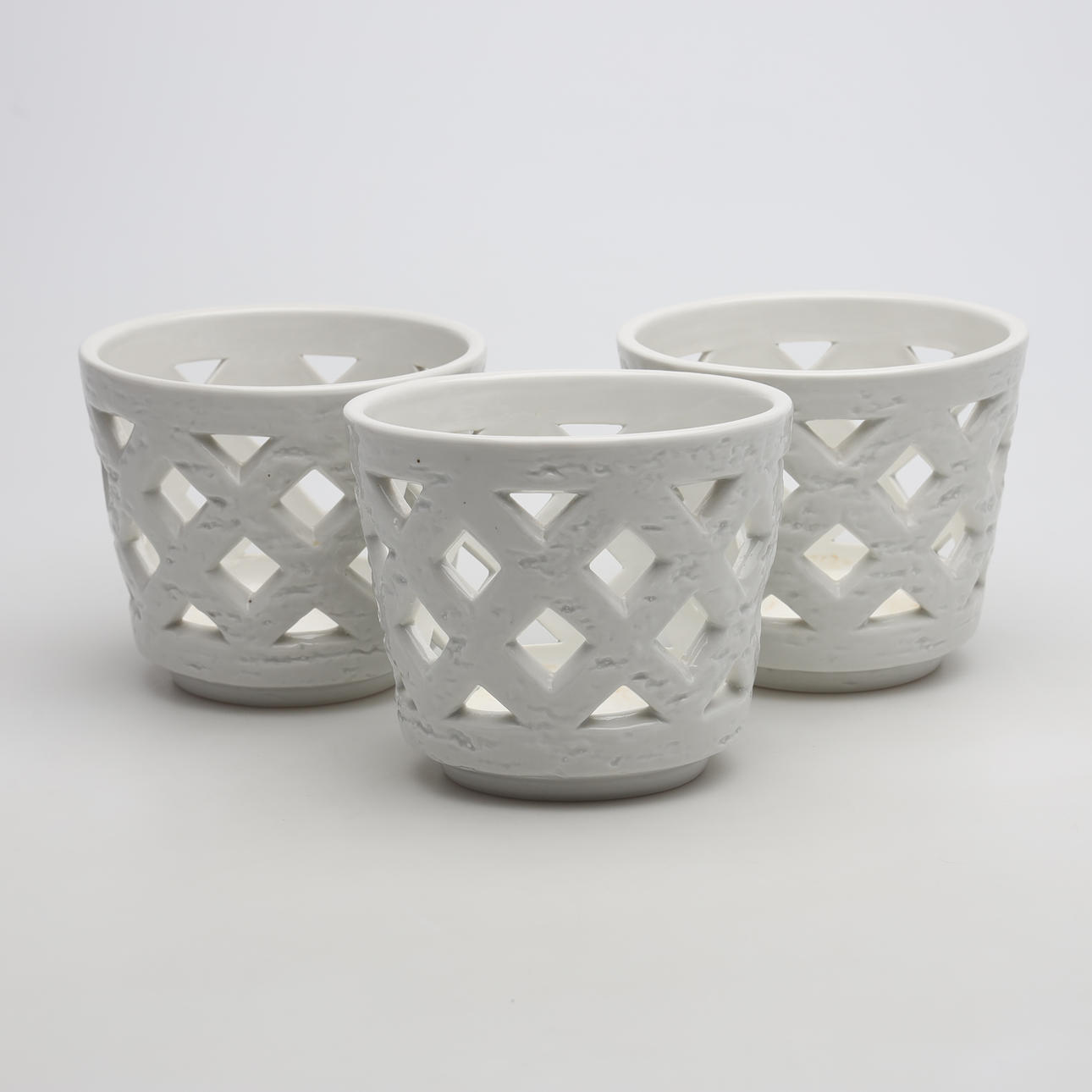 GUNNAR NYLUND. A set of 3 porcelain outer liners, Rörstrand.