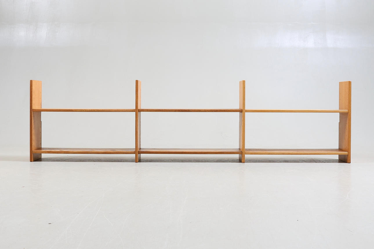 HANS J WEGNER. TILSKREVET. VÆGHYLDE, egetræsfiner, Ry Møbler, Danmark, 1960'erne.