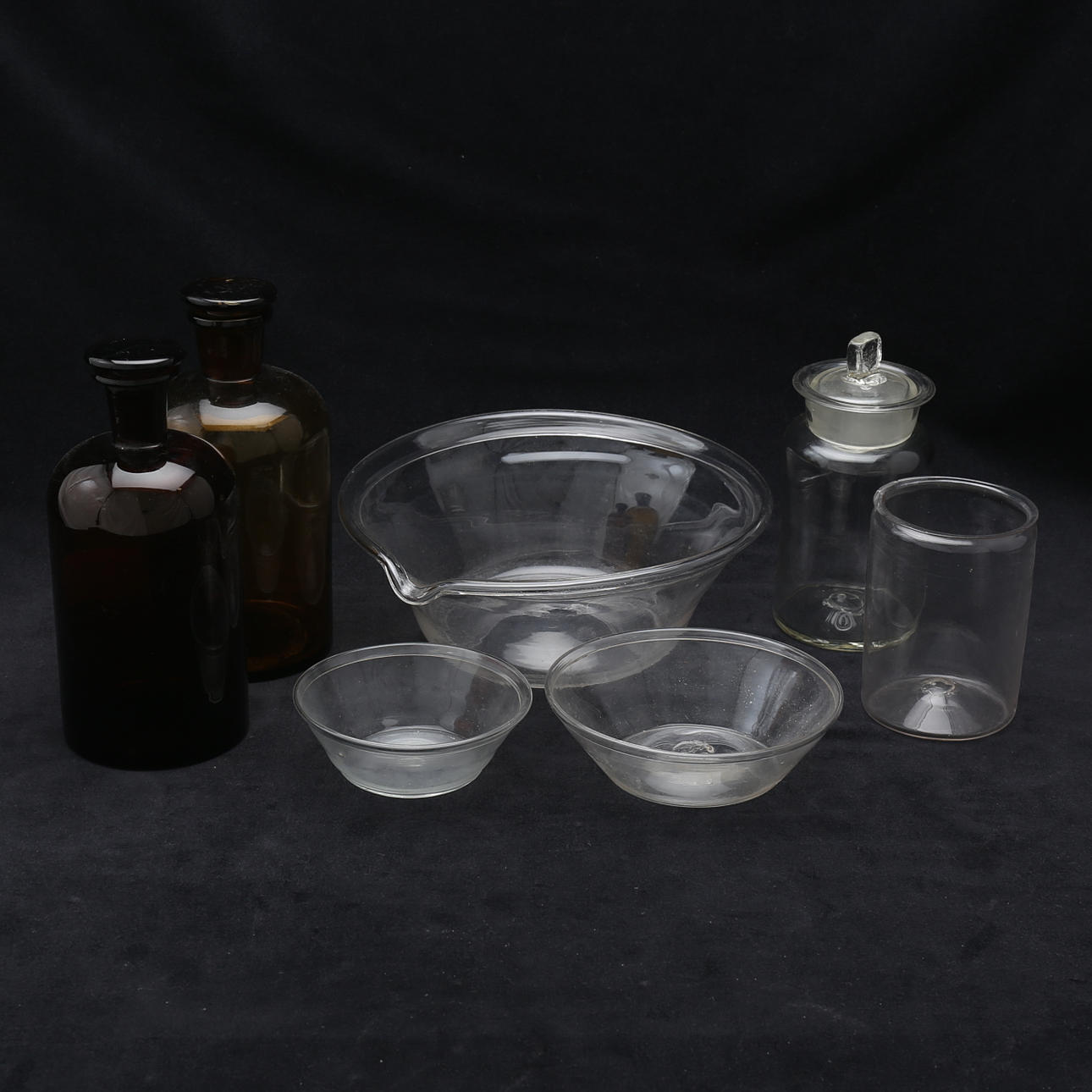 GLASFÖREMÅL, 7 delar, bl.a , SPILLKUMM, 1800/1900-tal.