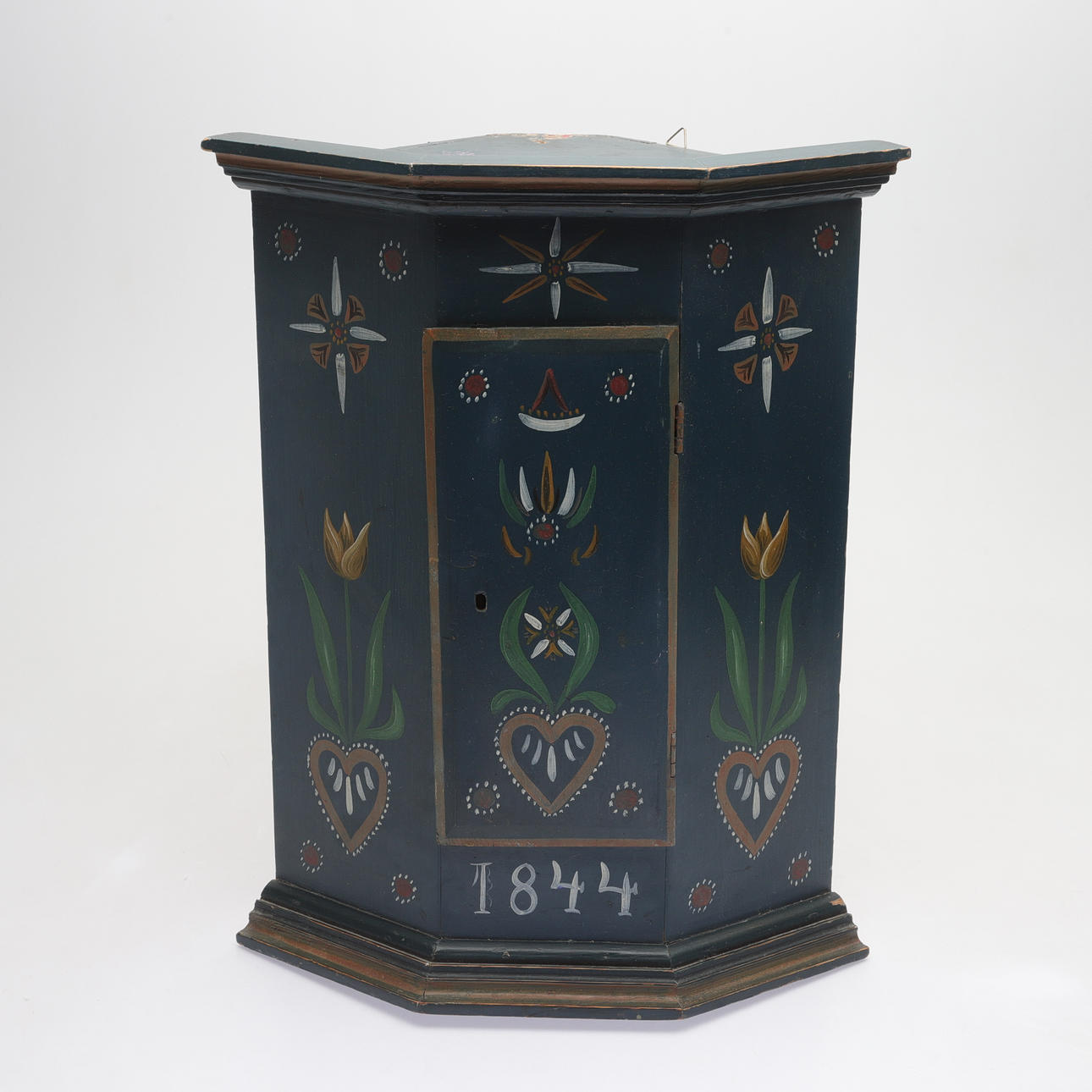 A corner cabinet, modern style, 20th century.
