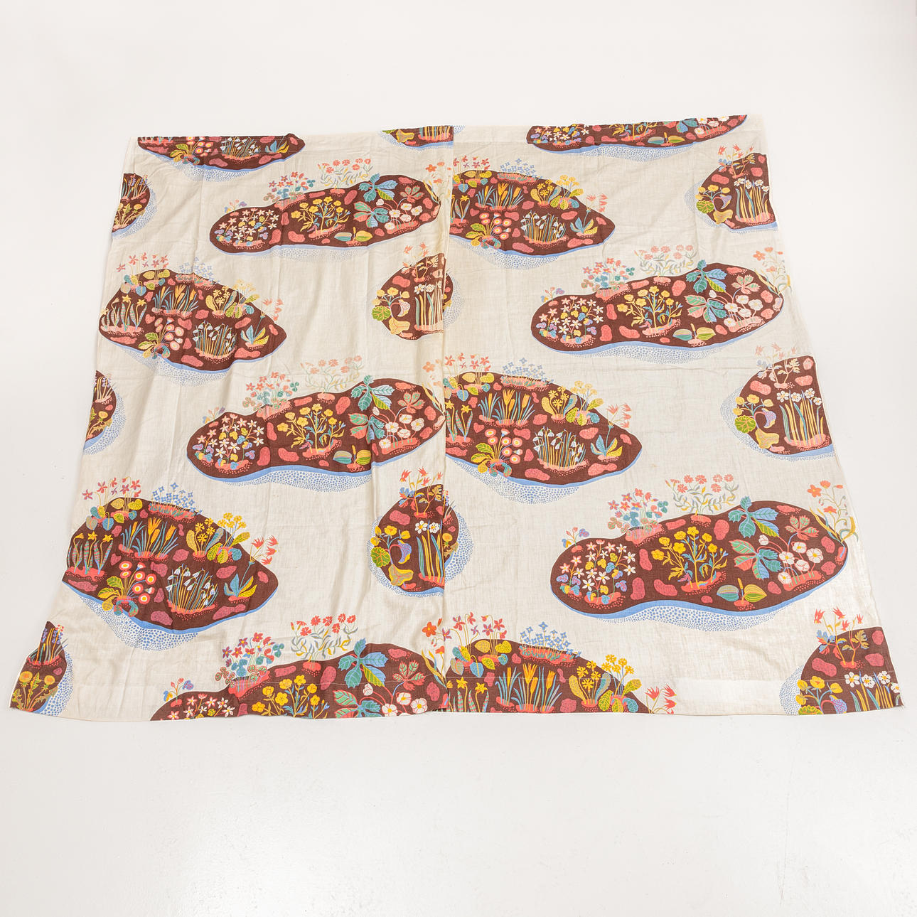 JOSEF FRANK. A pair of linen curtains, “Spring”, Firma Svenskt Tenn.