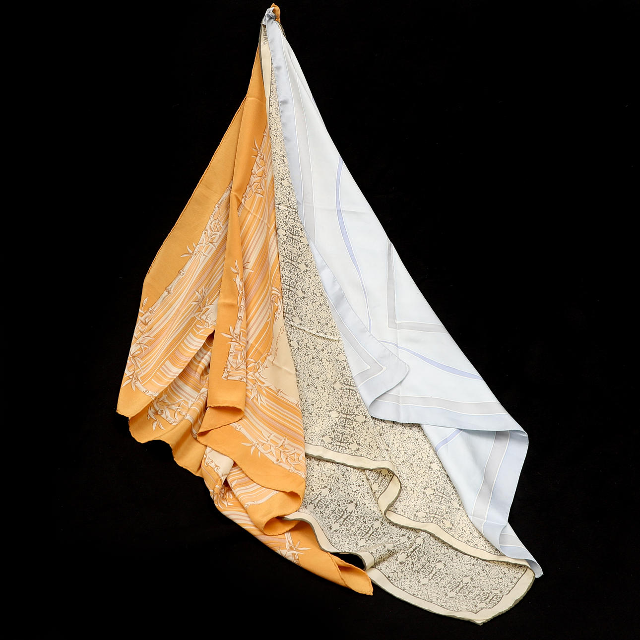 Et sæt af tre silketørklæder, herunder Cesare Piccini.