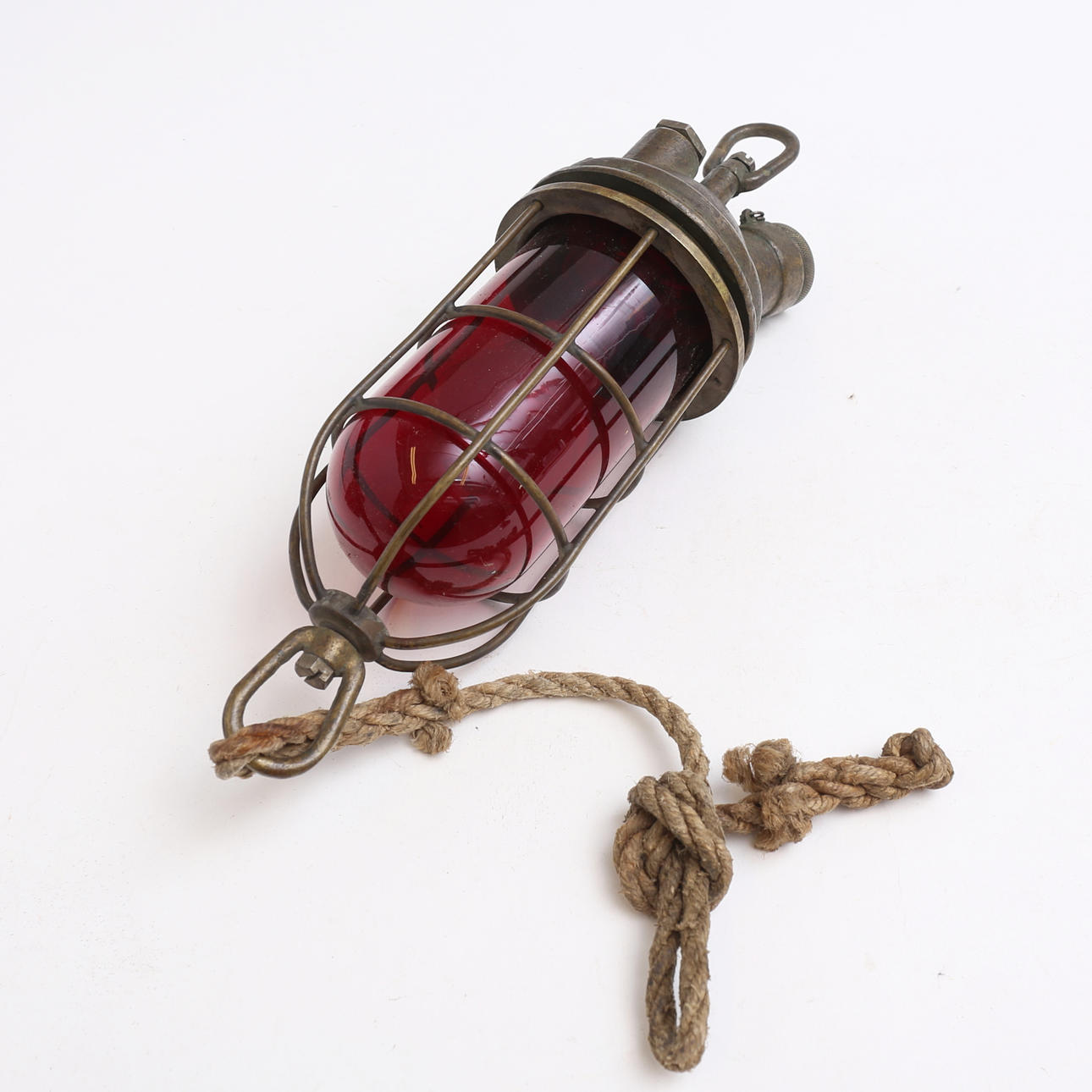 En messinglanterne, herkomst HMS Ring, arbejdsfærge til kystartilleriet, 1943.