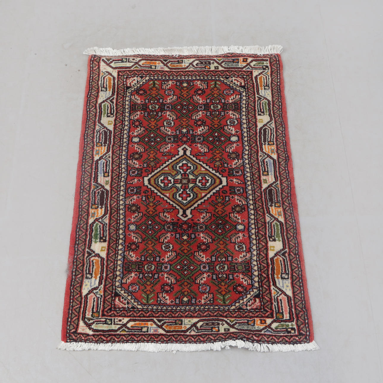 A carpet, machine-made, 20th century 90x61.