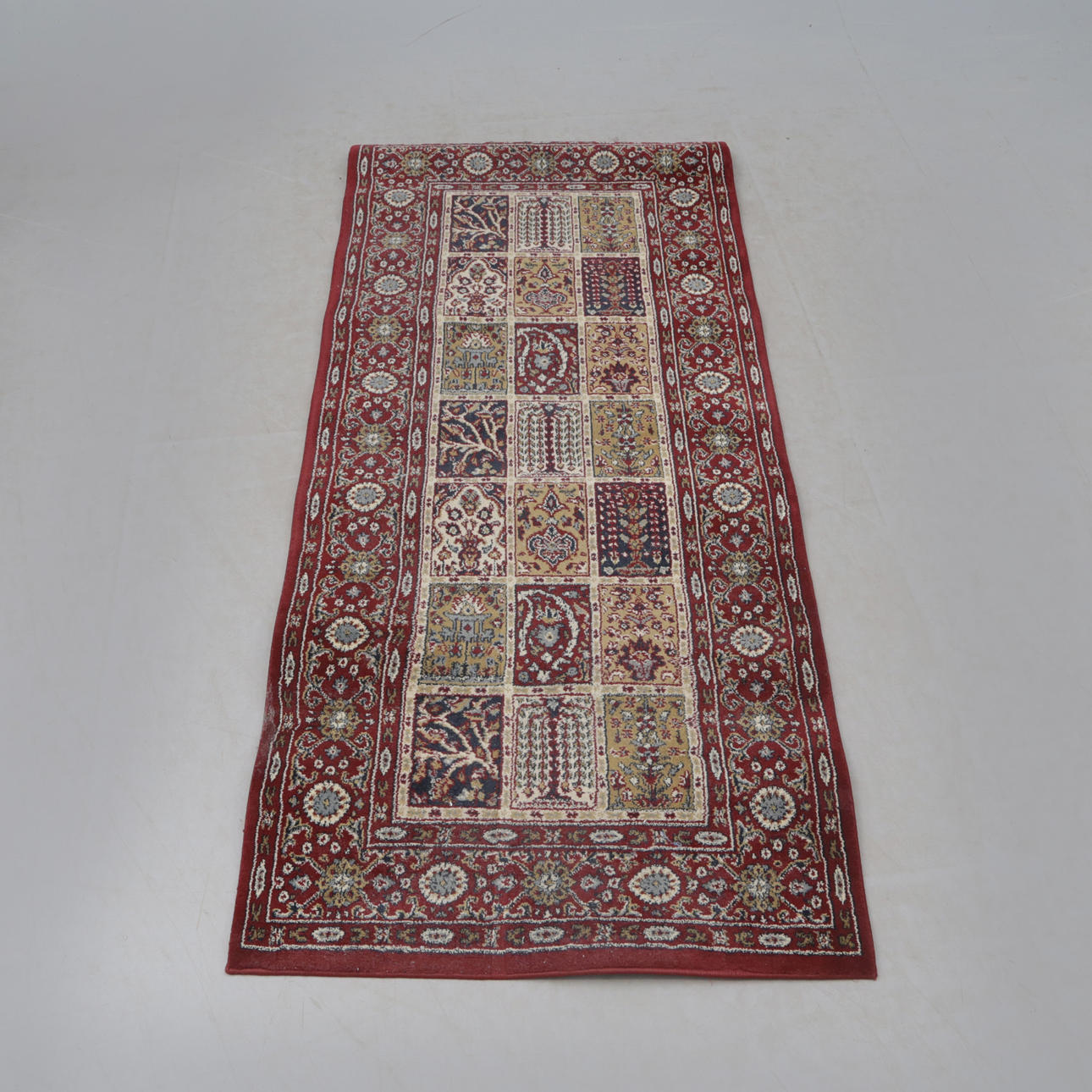 A 20th century machine-made carpet. 177x79.