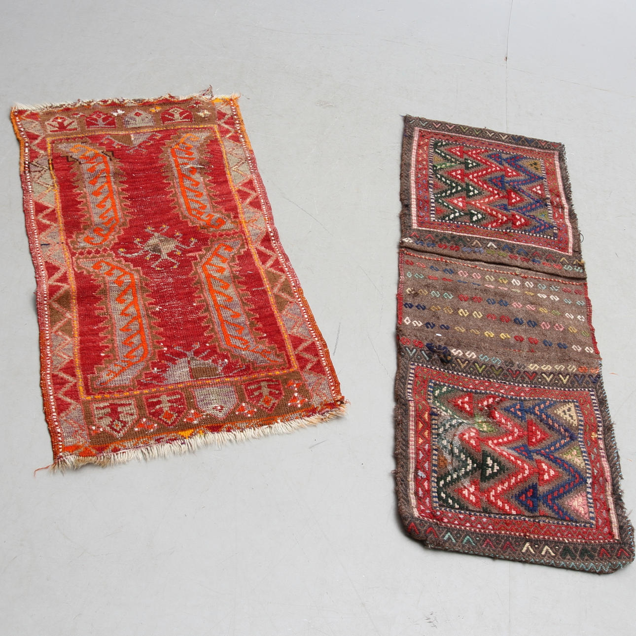 SADELVÄSKA samt MATTA, oritentaliskt.