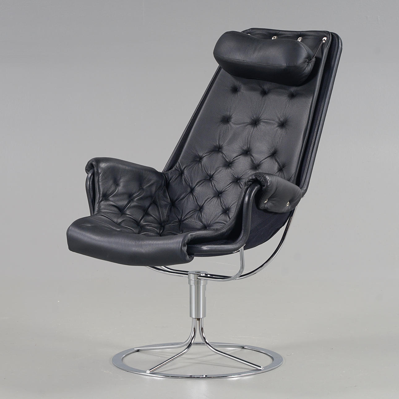 BRUNO MATHSSON. Fåtölj "Jetson" Dux, Samtida tillverkning.