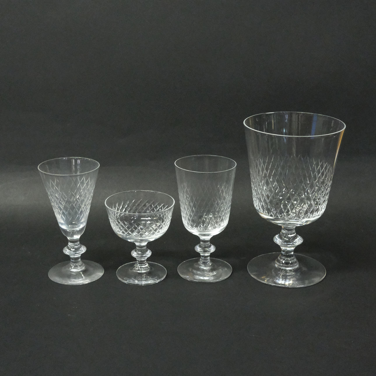 VICKE LINDSTRAND. GLASWAREN, „DIAMANT“, BESEN, 38 STÜCK.