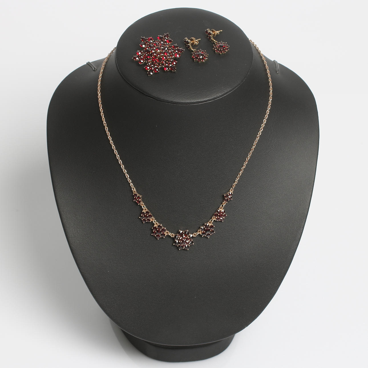 COLLIER, BROSCH och ÖRHÄNGEN, mässing och granater, 1900-tal.