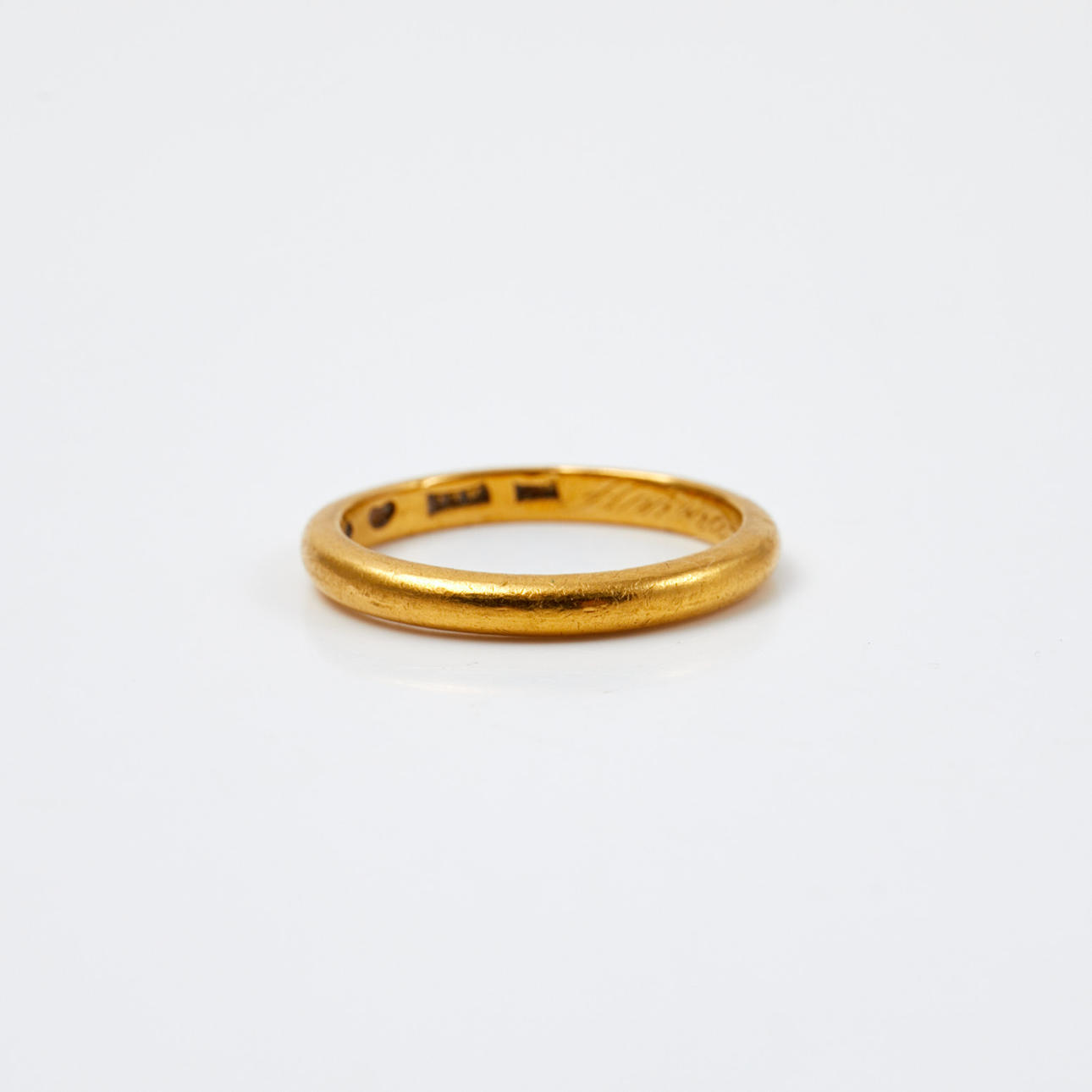 RING, 23k gold, indistinct stamps.