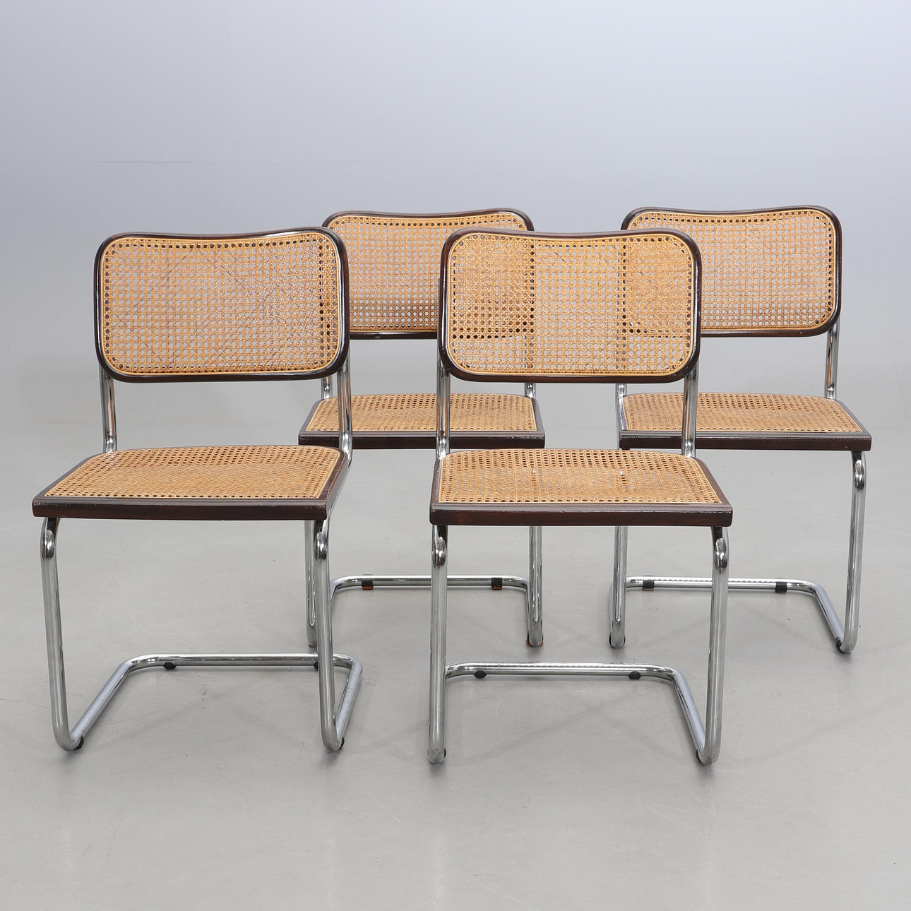Un conjunto de 4 sillas de estilo Bauhaus.