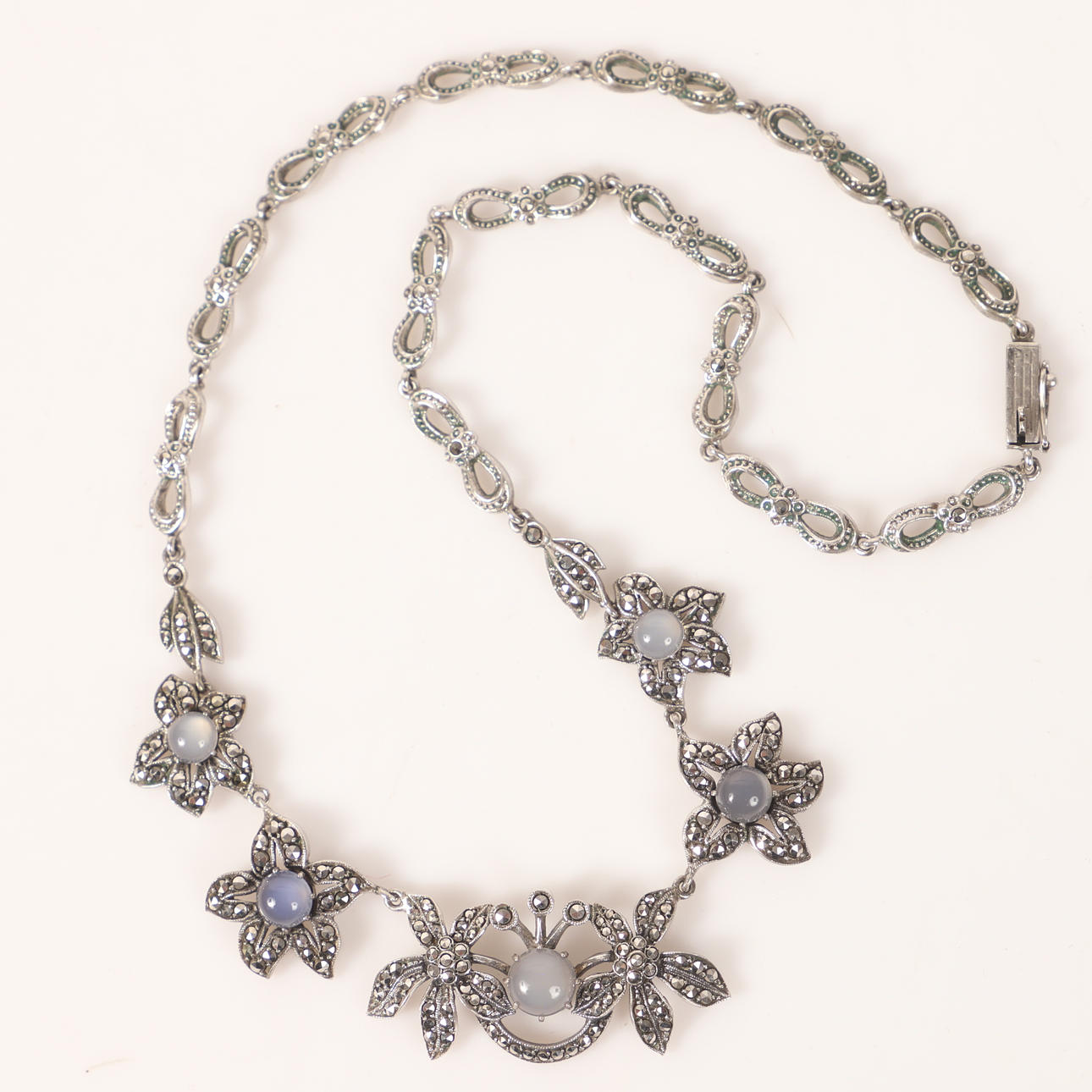 KAULAKORU, hopeaa, markasitit ja cabochonhiotut kivet.