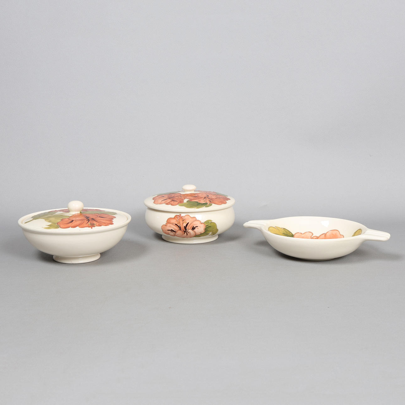 THREE PIECES OF MOORCROFT HIBISCUS PATTERN POTTERY(3).