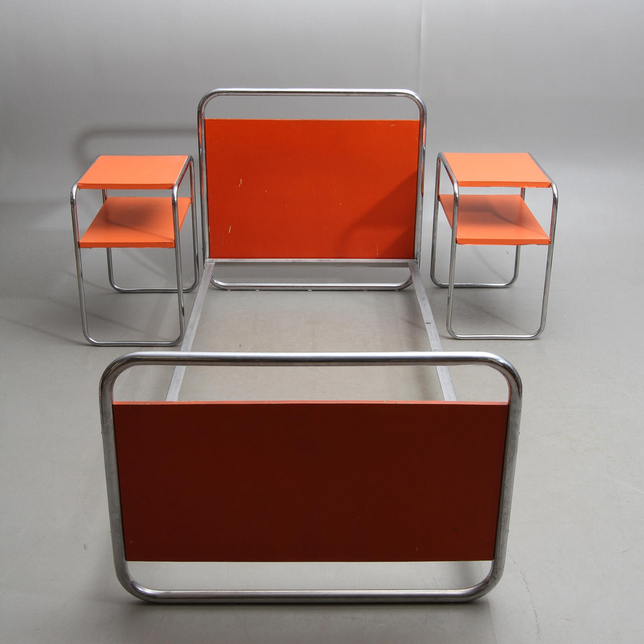 SÄNG, SIDOBORD, 2 st, kromade stålrör, funkis, 1900-tal.