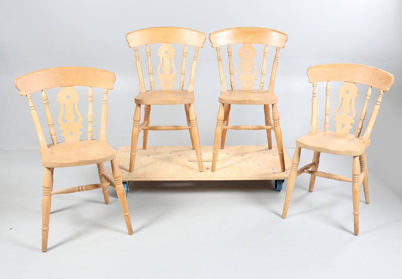 A 20TH CENTURY PINE KITCHEN TABLE AND FOUR CHAIRS (5).
