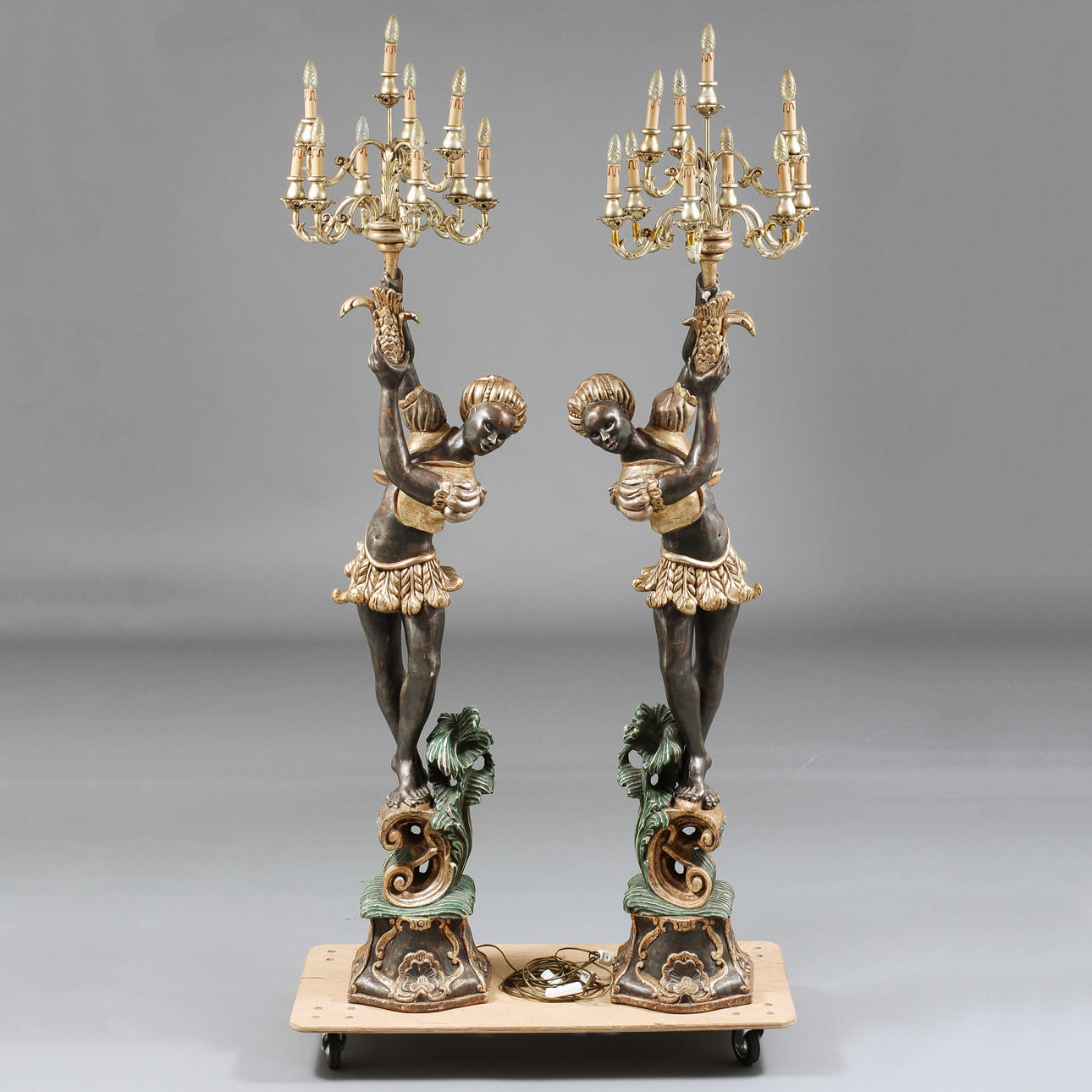 GOLVARMATURER, 1 par, höjd ca 235 cm.