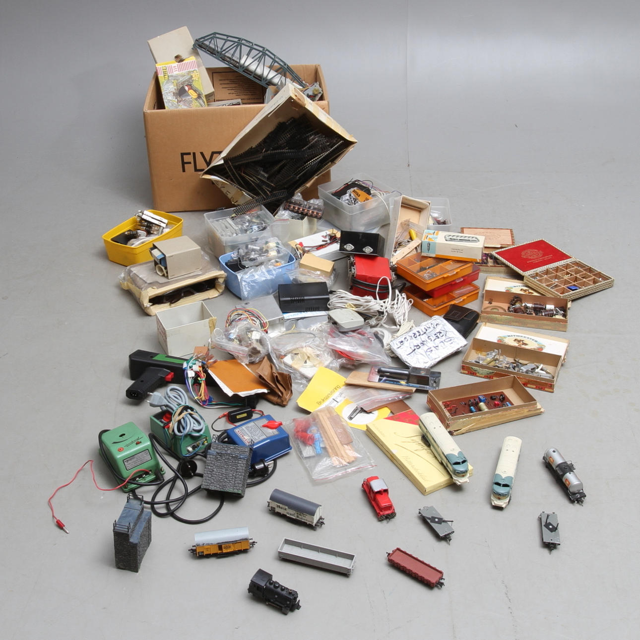 TILLBEHÖR modelljärnvag samt elektriska delar.