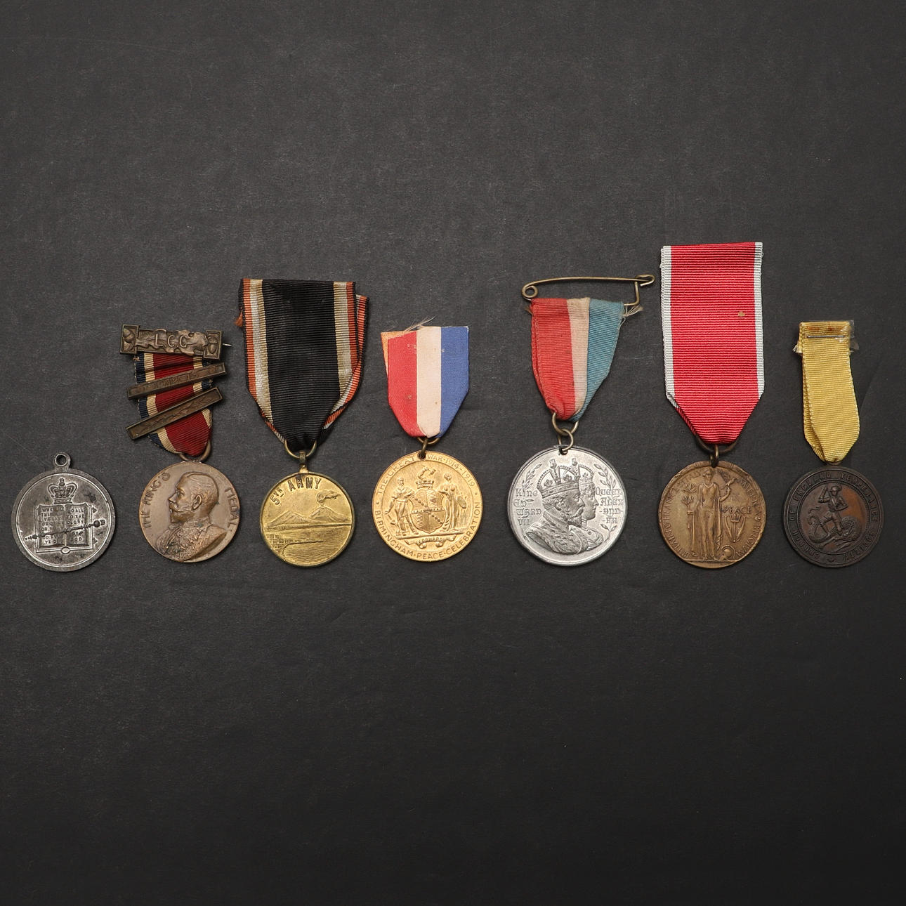 EINE FRIEDENSMEDAILLE AUS DEM ERSTEN WELTKRIEG UND SECHS WEITERE.