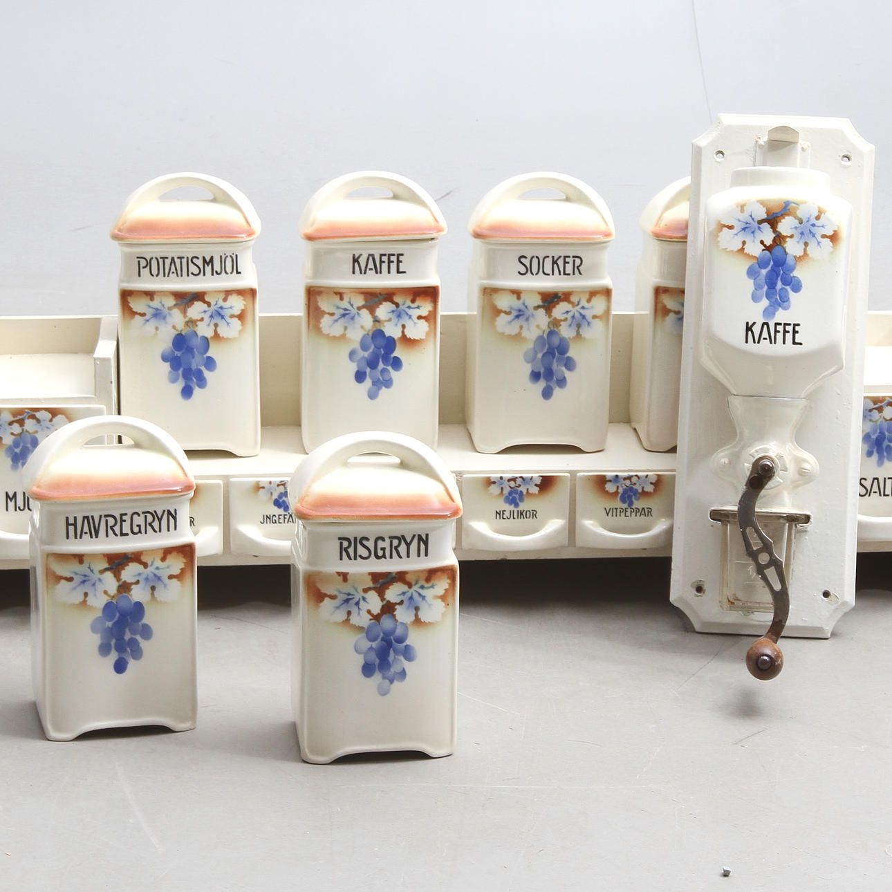 SPECERI- OCH KRYDDBURKAR,14 delar, porslin, med ställ, ställ, samt kaffekvarn, Ditmar Urbach, Chechoslovakia, 1900-tal.