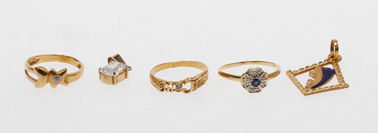 RINGAR samt HÄNGEN, 5 delar, 18k guld, vikt ca 7,2 gram samt 14k guld, vikt ca 1,2 gram.