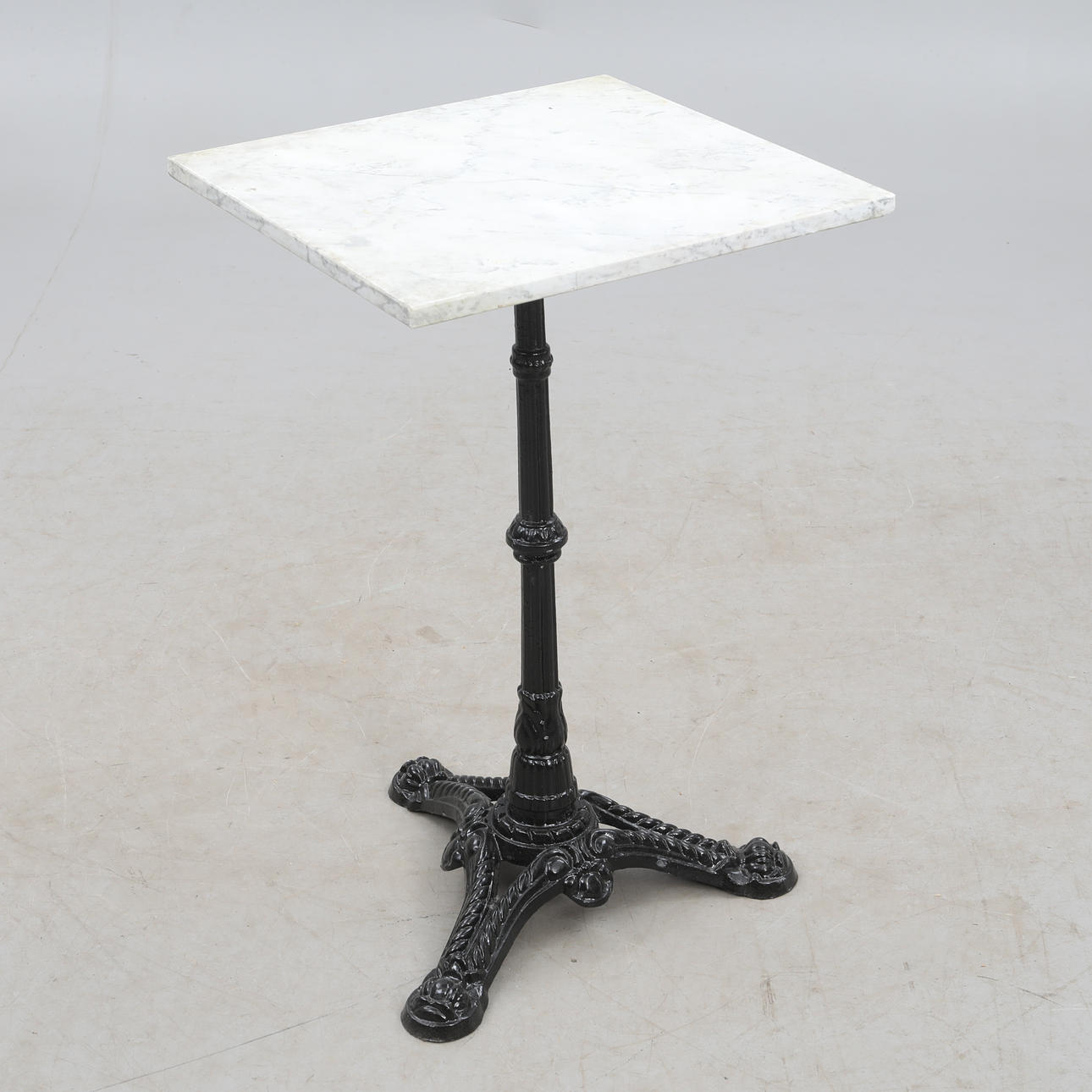 GARTENTISCH/ SÄULENTISCH, Gusseisen mit Steinplatte.